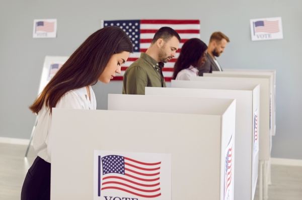 Jovens votando em cabine com bandeira estadunidense, uma alusão às eleições nos Estados Unidos. Jovens votando em cabine com bandeira estadunidense, uma alusão às eleições nos Estados Unidos.